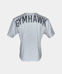 Playera oversize gris dual de Gymhawk con estampado en la espalda, fabricada en algodón suave para un ajuste relajado y cómodo, perfecta para el día a día o después del gimnasio.