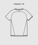  Detalle del logotipo frontal en playera athletic fit de entrenamiento
